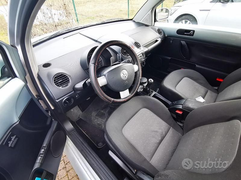 Usata VW New Beetle 105 CV (77 kW) 2010 Grigio Utilitaria