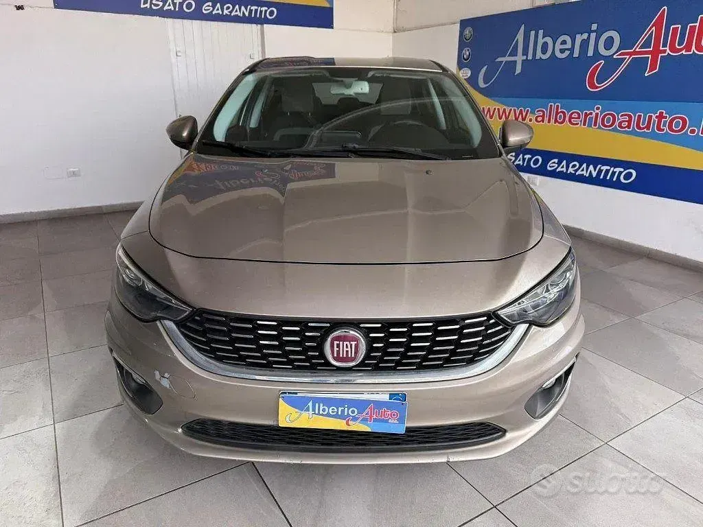 Usata Fiat Tipo Lounge 95 CV (69 kW) 2018 Oro Berlina