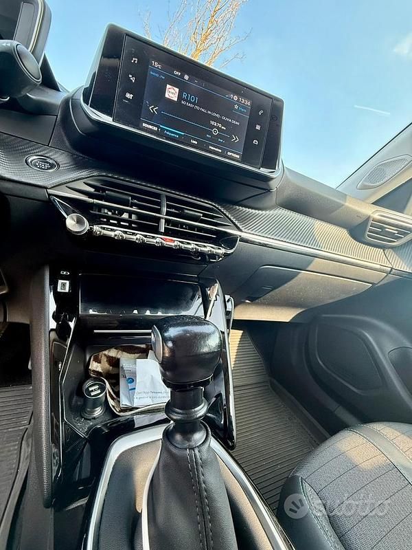 Usata Peugeot 2008 Allure 101 CV (74 kW) 2021 Bianco SUV