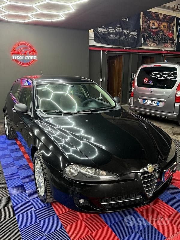 Usata Alfa Romeo 147 119 CV (87 kW) 2007 Nero Utilitaria