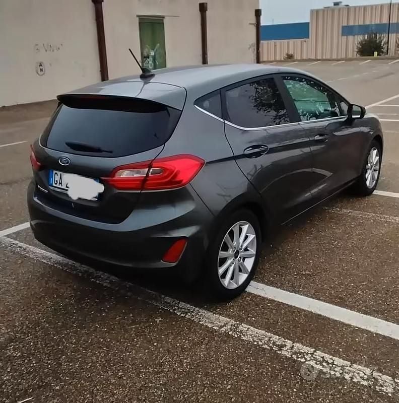Usata Ford Fiesta Titanium 86 CV (63 kW) 2020 Grigio Utilitaria
