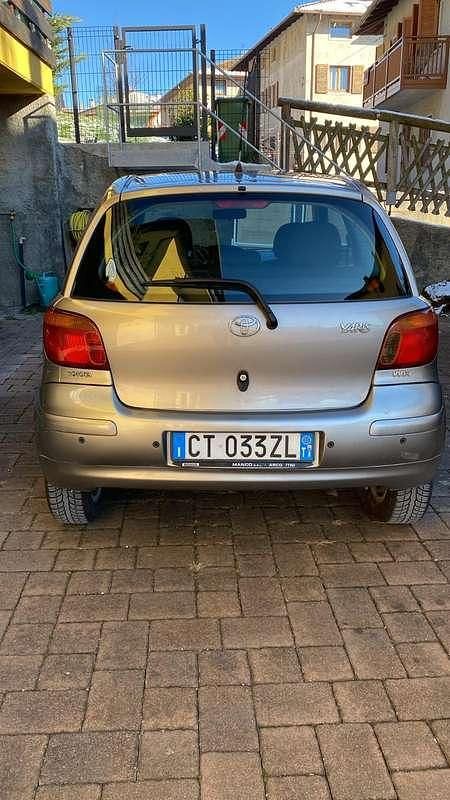 Usata Toyota Yaris 65 CV (47 kW) 2005 Argento Utilitaria