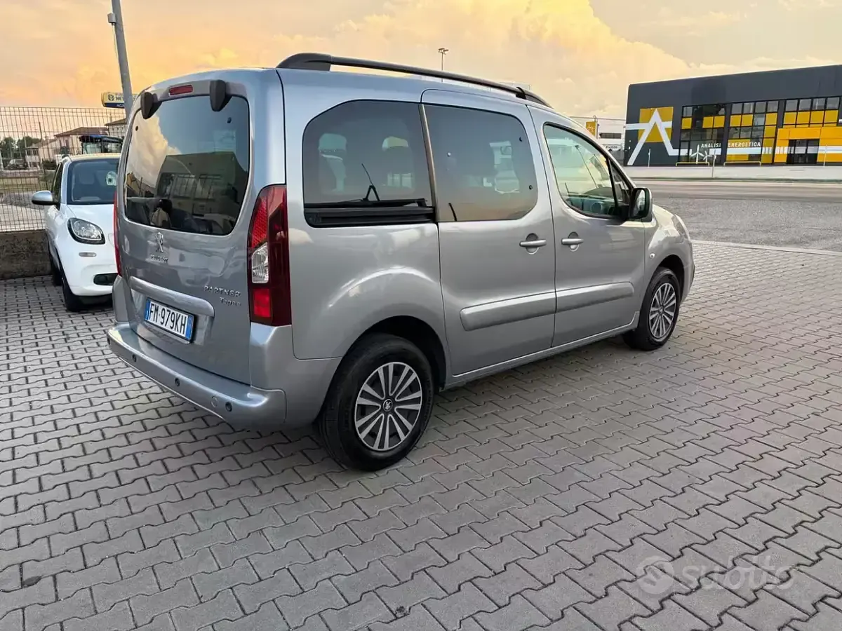 Usata Peugeot Partner Tepee Active 120 CV (88 kW) 2017 Grigio Monovolume