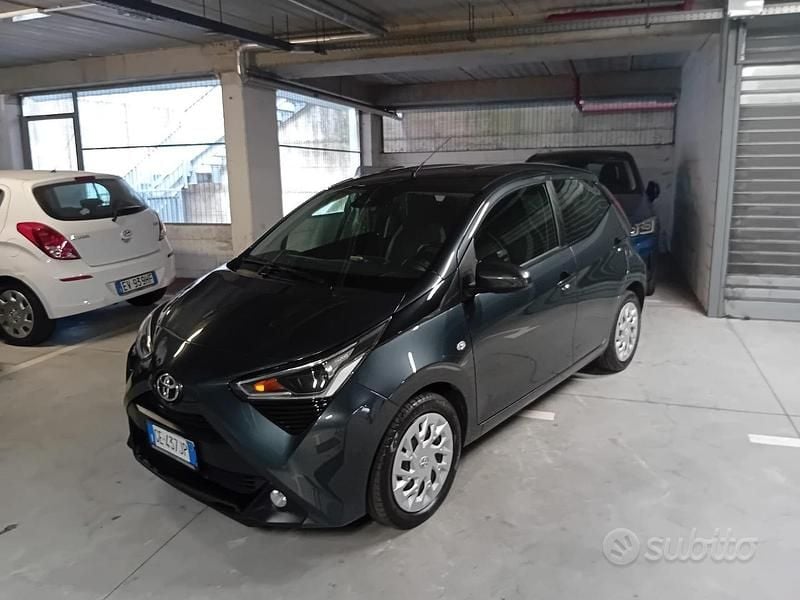Usata Toyota Aygo X-clusiv 72 CV (52 kW) 2021 Nero Utilitaria