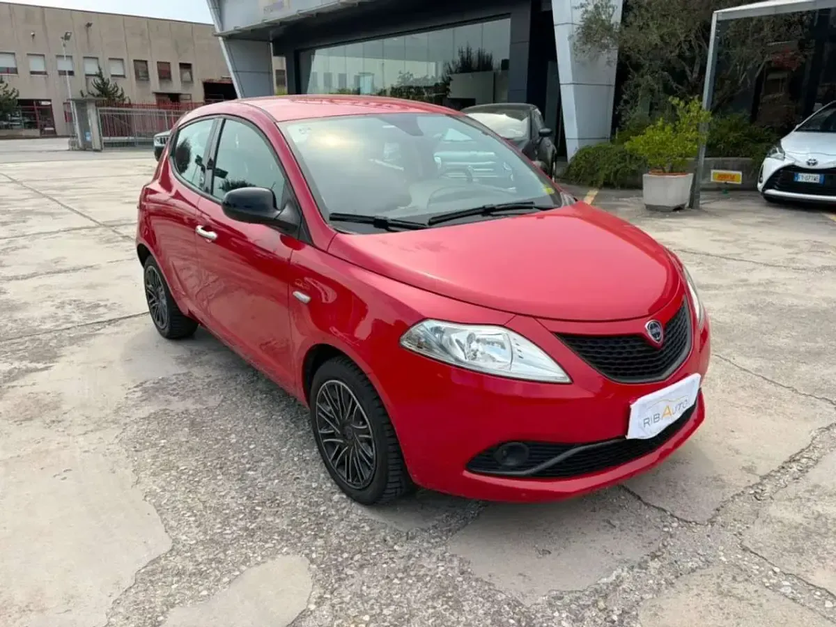 Usata Lancia Ypsilon Gold 69 CV (50 kW) 2018 Rosso Utilitaria
