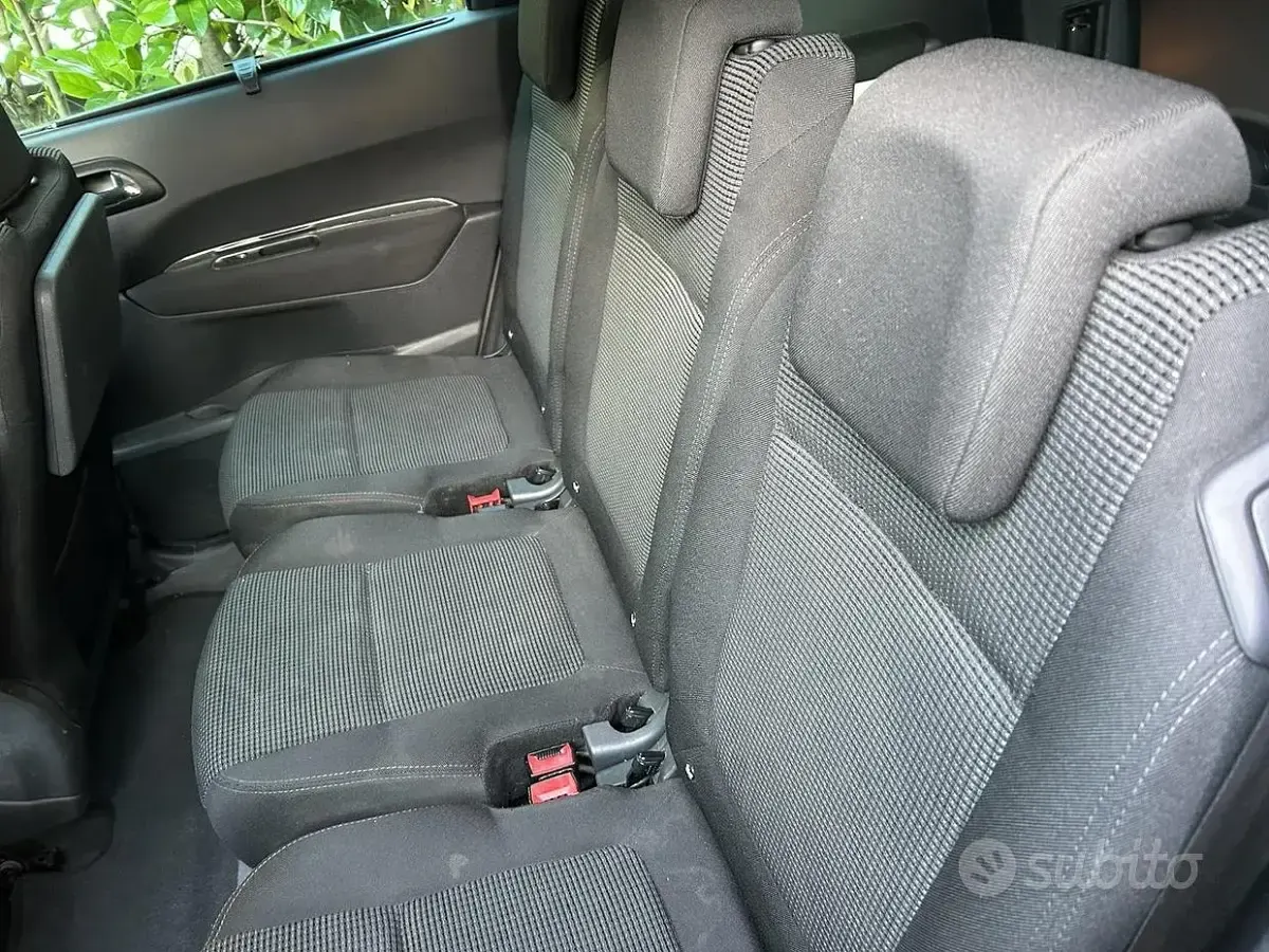 Usata Peugeot 5008 109 CV (80 kW) 2010 Grigio Monovolume