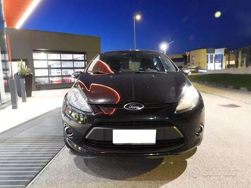 Begagnad Ford Fiesta 97 HK (71 kW) 2013 Svart Halvkombi