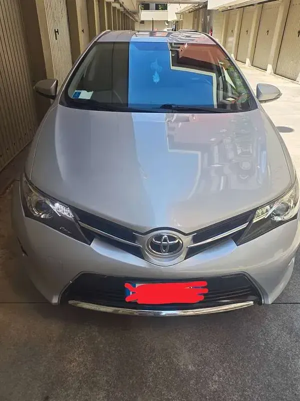 Usata Toyota Auris 90 CV (66 kW) 2015 Argento Berlina
