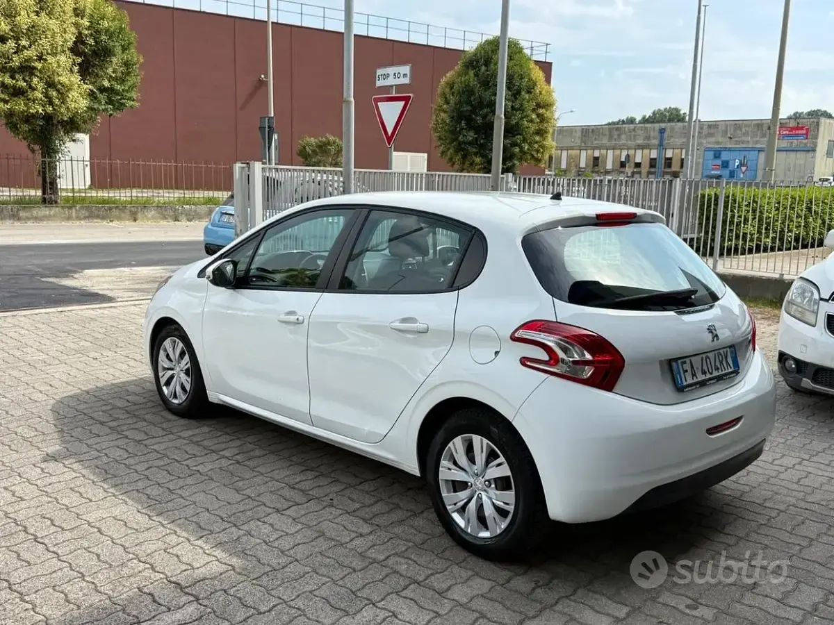 Usata Peugeot 208 Active 91 CV (66 kW) 2015 Bianco Utilitaria