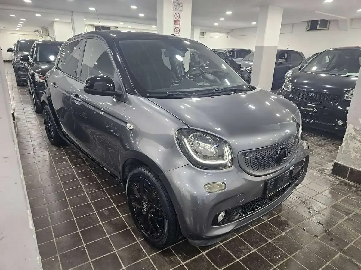 Usata Smart ForFour Passion 90 CV (66 kW) 2018 Grigio montagna metallizzato Utilitaria