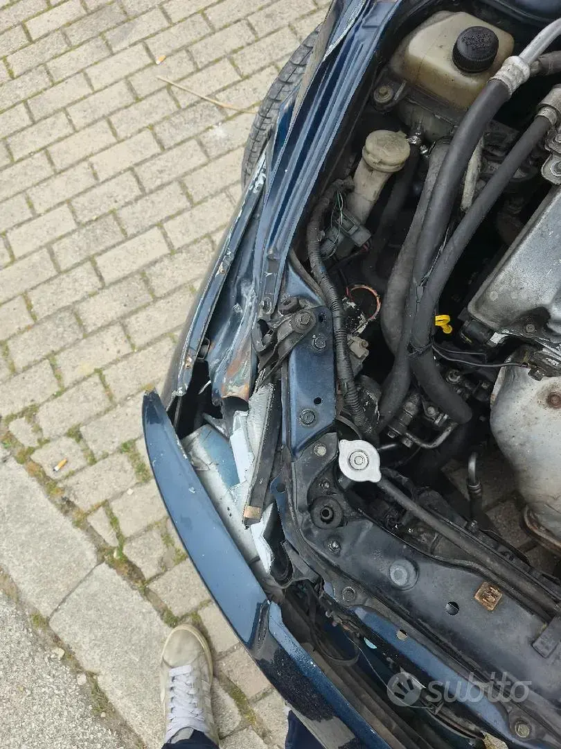 Usata Mazda 323F 88 CV (64 kW) 1999 Blu Berlina