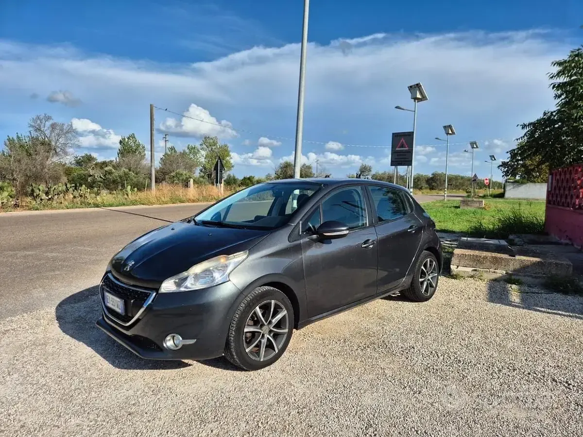 Usata Peugeot 208 Allure 92 CV (67 kW) 2015 Grigio Utilitaria