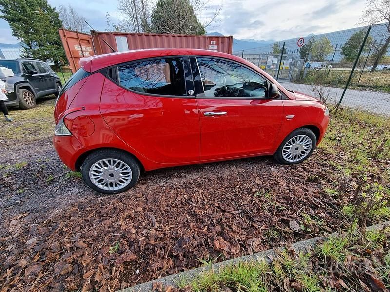 Usata Lancia Ypsilon 69 CV (50 kW) 2016 Rosso Utilitaria