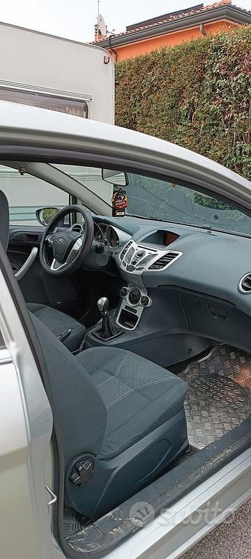 Usata Ford Fiesta 70 CV (51 kW) 2010 Grigio Utilitaria