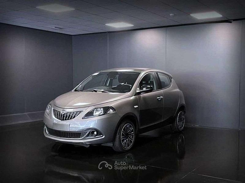 Usata Lancia Ypsilon Gold 69 CV (50 kW) 2022 Grigio scuro Utilitaria