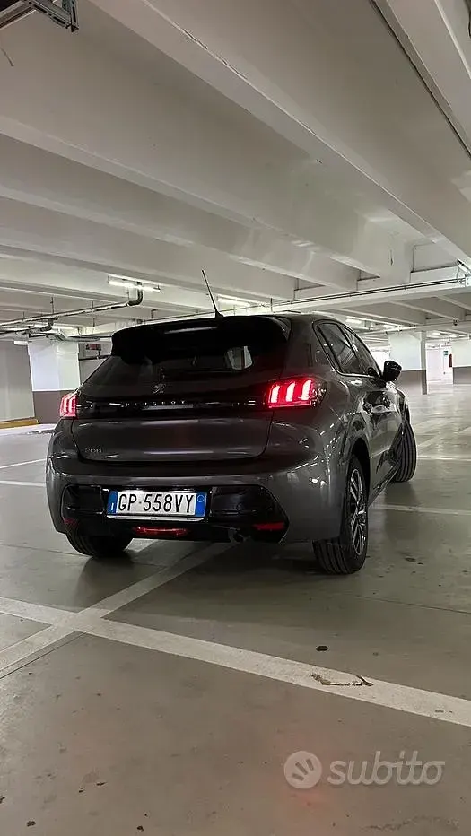 Usata Peugeot 208 Allure 101 CV (74 kW) 2023 Utilitaria