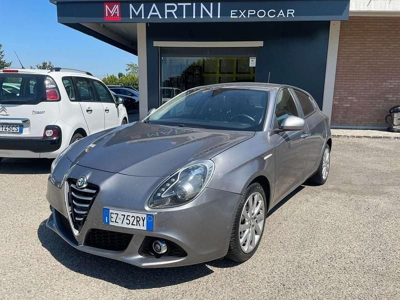 Grigio Usata 2015 Alfa Romeo Giulietta Distinctive Due volumi | 9999 € (Buon prezzo) - Immagine 1/4