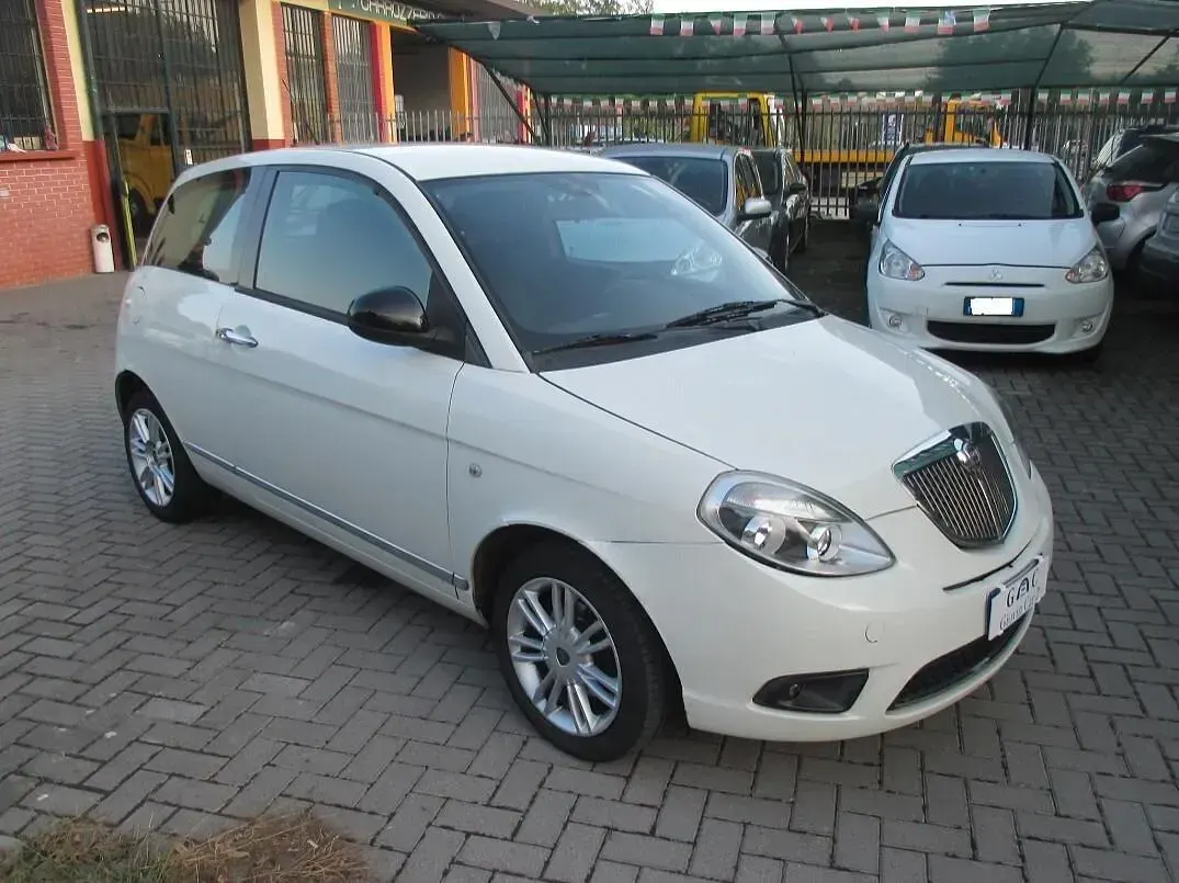 Usata Lancia Ypsilon 75 CV (55 kW) 2013 Bianco Utilitaria