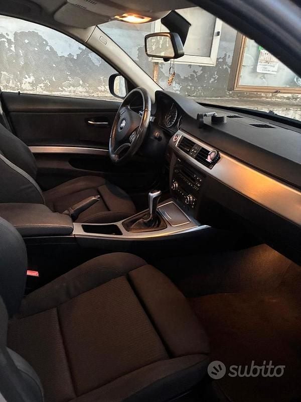 Begagnad BMW 320 177 HK (130 kW) 2009 Grå Sedan