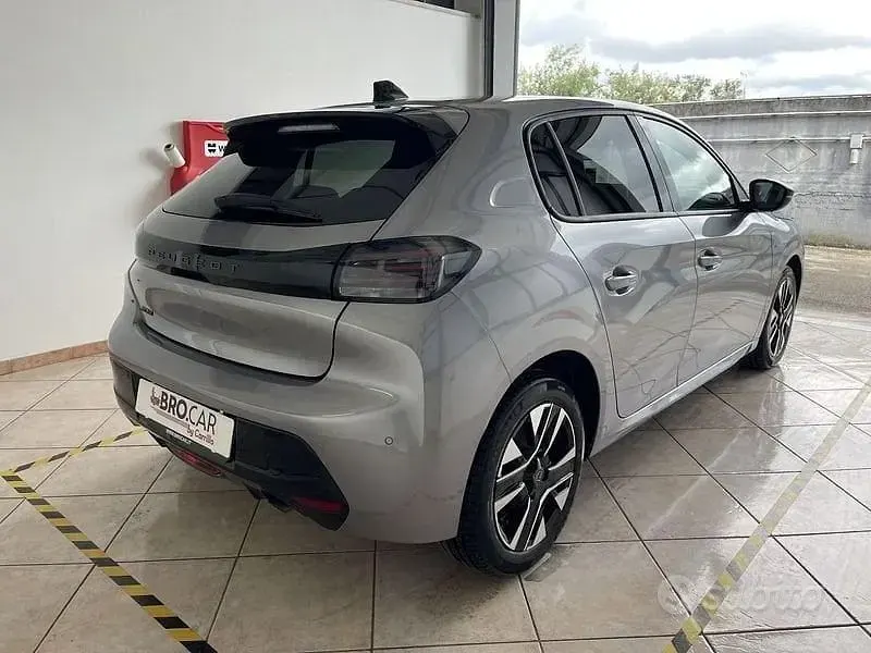 Usata Peugeot 208 Allure 102 CV (75 kW) 2025 Grigio Utilitaria