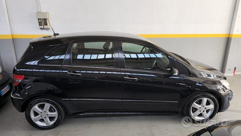 Usata Mercedes B180 Chrome 109 CV (80 kW) 2006 Nero Monovolume