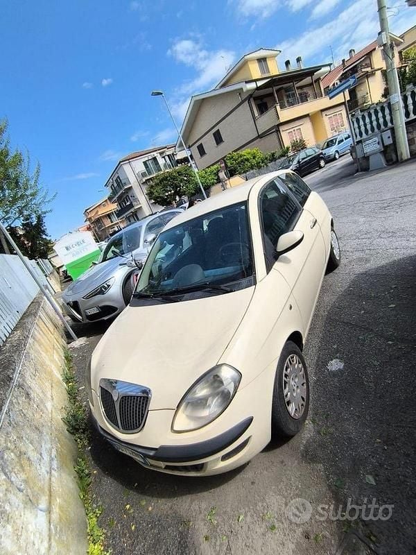 Usata Lancia Ypsilon 80 CV (58 kW) 2004 Giallo Utilitaria
