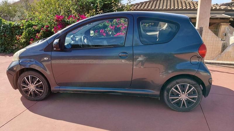 Usata Toyota Aygo Sol 68 CV (50 kW) 2006 Grigio Utilitaria