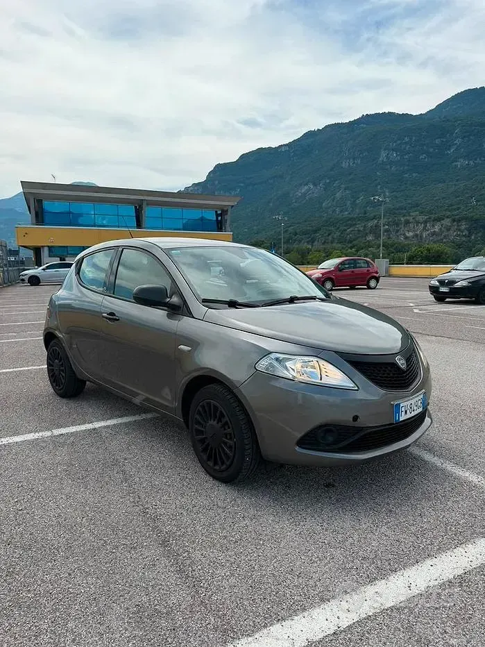 Usata Lancia Ypsilon 80 CV (58 kW) 2019 Grigio Utilitaria