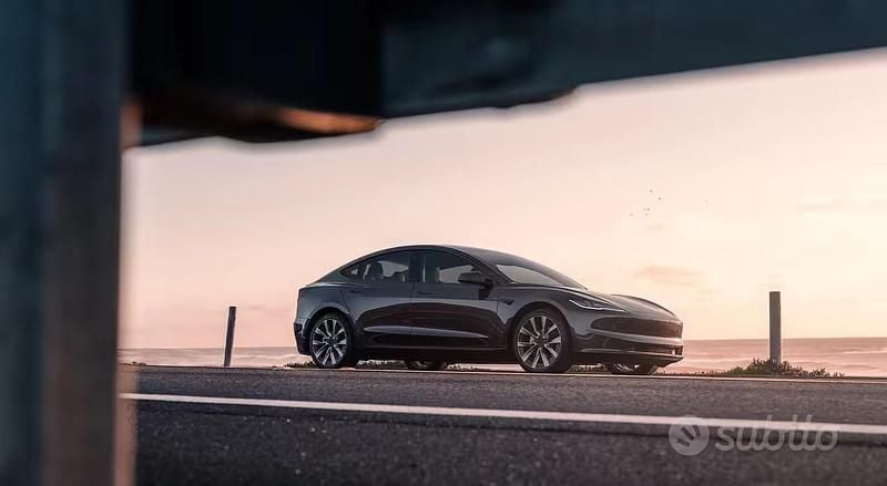 Usata Tesla Model 3 RWD 235 kW (320 CV) 2025 Grigio Berlina