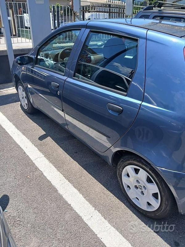 Usata Fiat Punto 80 CV (58 kW) 2004 Blu Utilitaria