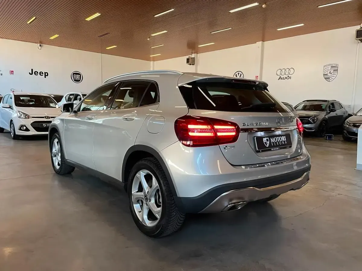 Usata Mercedes GLA200 150 CV (110 kW) 2020 Argento SUV