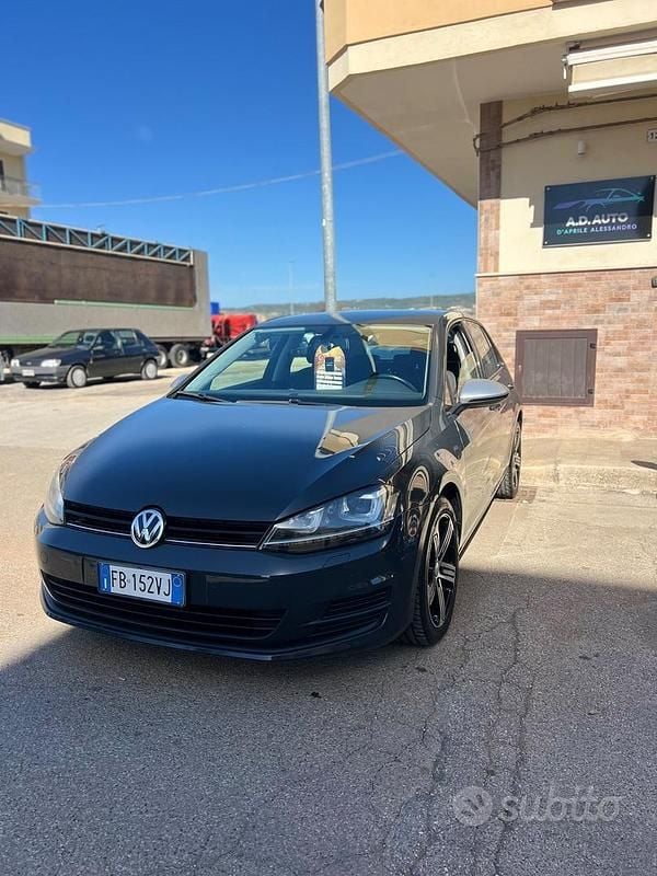 Grigio Usata 2014 VW Golf VII Highline Tre volumi | 9990 € (Buon prezzo) - Immagine 1/4