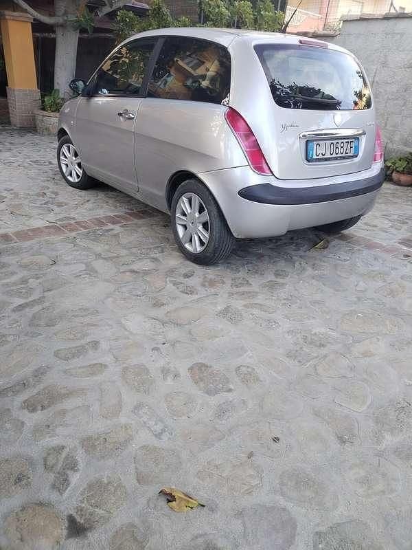 Usata Lancia Ypsilon 69 CV (50 kW) 2004 Argento Utilitaria