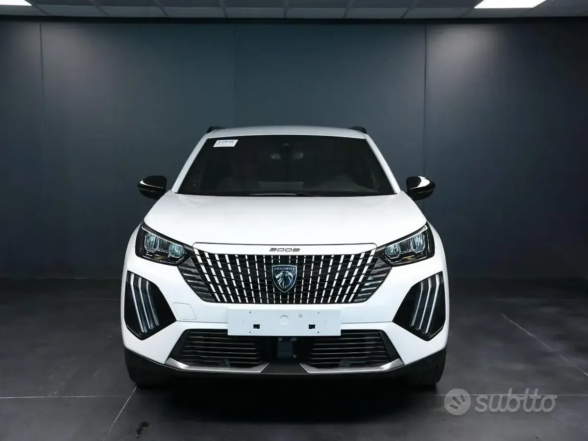 Usata Peugeot 2008 Allure 131 CV (96 kW) 2024 Bianco SUV