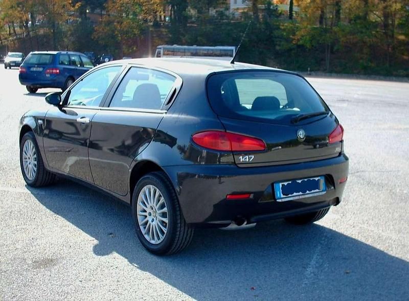 Usata Alfa Romeo 147 Distinctive 120 CV (88 kW) 2006 Nero Utilitaria