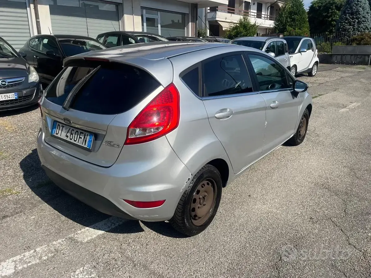 Usata Ford Fiesta Titanium 90 CV (66 kW) 2008 Grigio Utilitaria