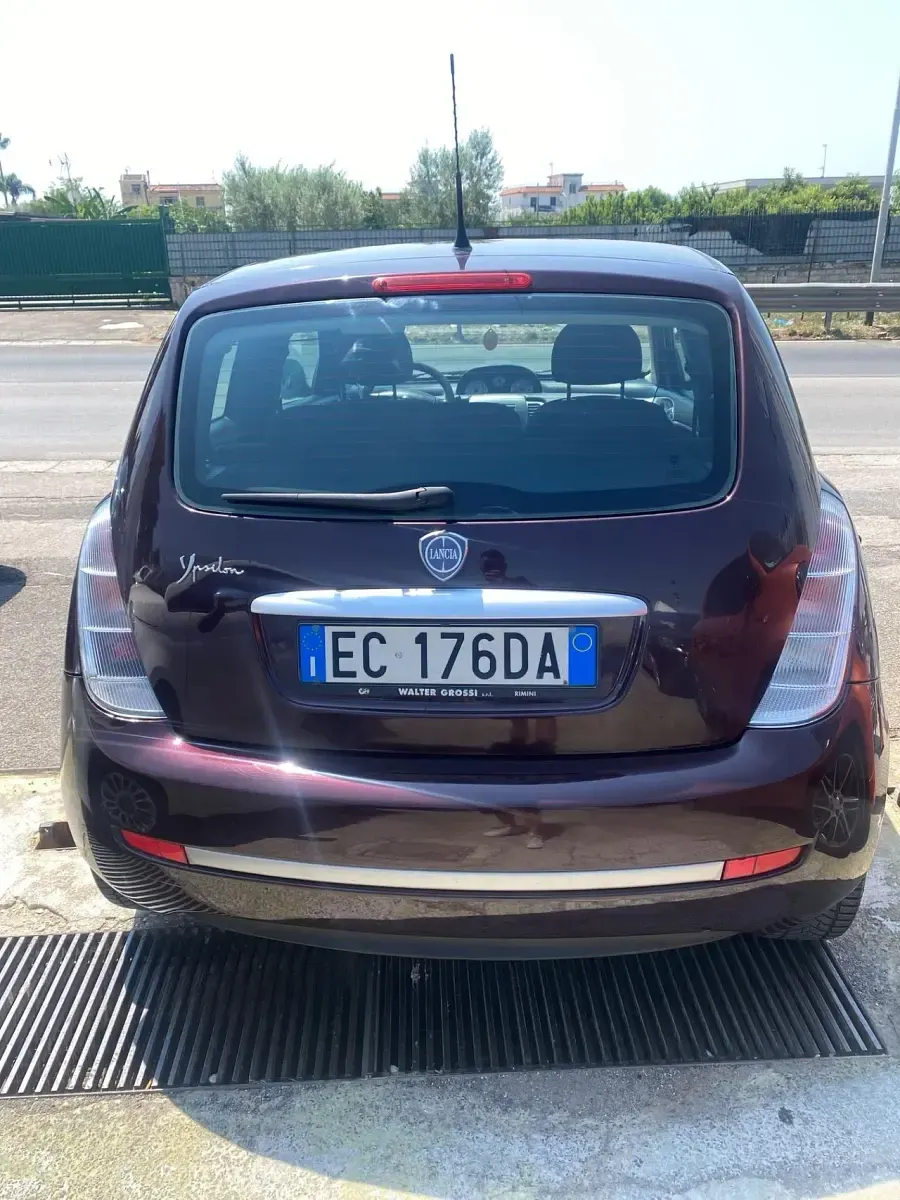 Usata Lancia Ypsilon 75 CV (55 kW) 2010 Viola Utilitaria