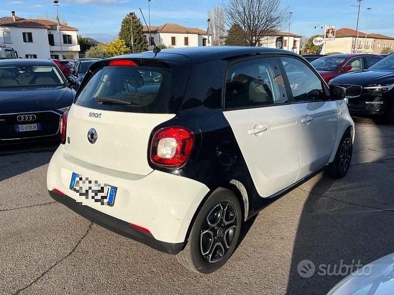 Usata Smart ForFour Electric Drive Passion 60 kW (82 CV) 2019 Bianco pastello Berlina