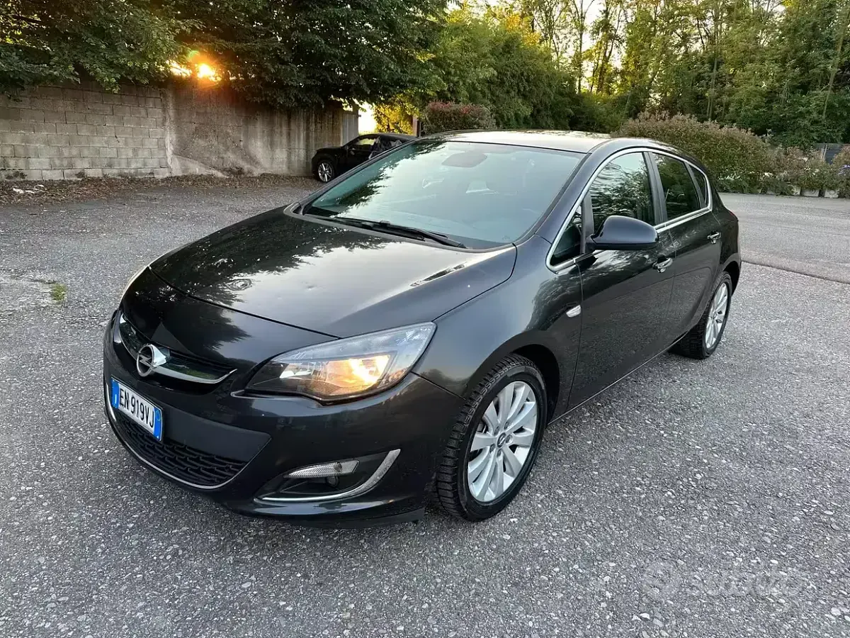 Usata Opel Astra Cosmo 130 CV (95 kW) 2013 Nero Berlina