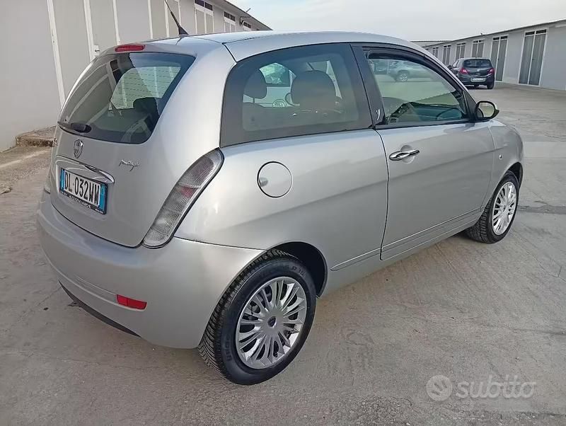 Usata Lancia Ypsilon 75 CV (55 kW) 2007 Grigio Utilitaria