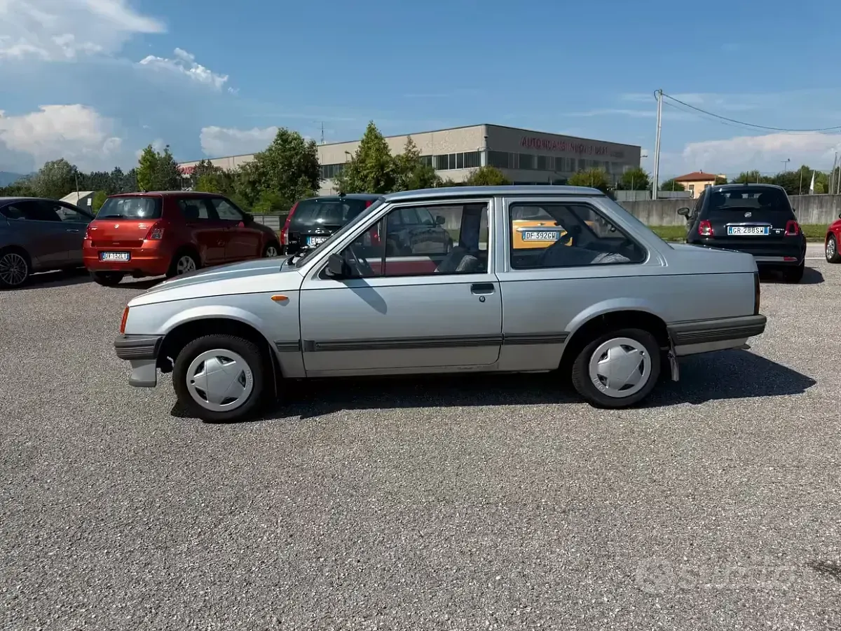 Usata Opel Corsa 45 CV (33 kW) 1983 Grigio Berlina