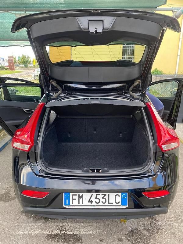 Usata Volvo V40 120 CV (88 kW) 2017 Nero Station wagon