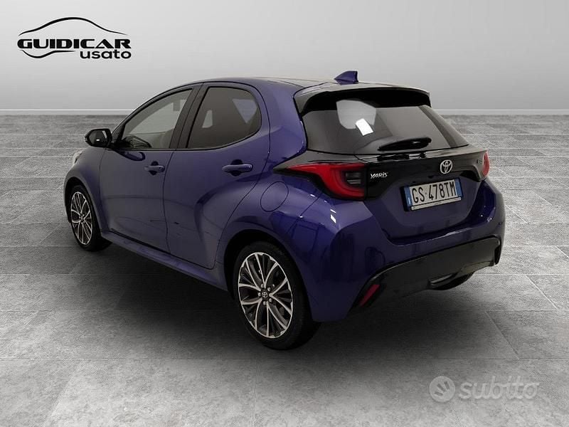 Usata Toyota Yaris Hybrid Lounge 131 CV (96 kW) 2024 Blu Berlina