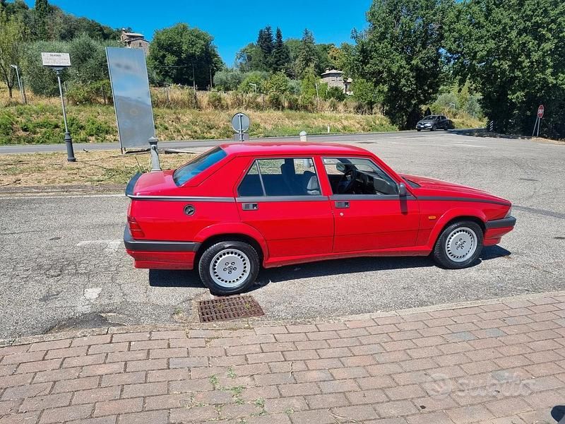 Usata Alfa Romeo 75 148 CV (108 kW) 1991 Rosso Berlina