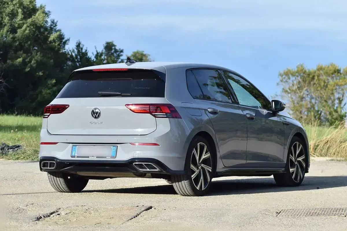 Usata VW Golf VIII R-line 131 CV (96 kW) 2022 Grigio Berlina