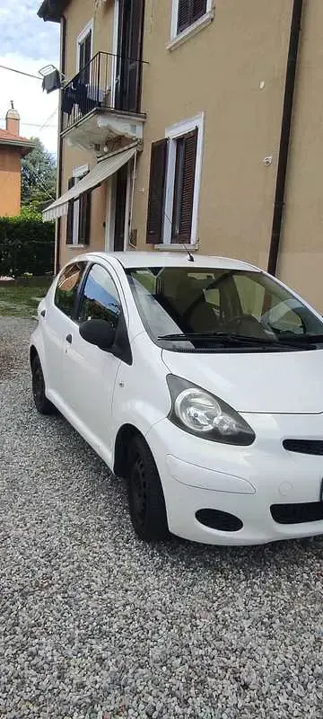 Usata Toyota Aygo Connect Style 68 CV (50 kW) 2011 Bianco Utilitaria