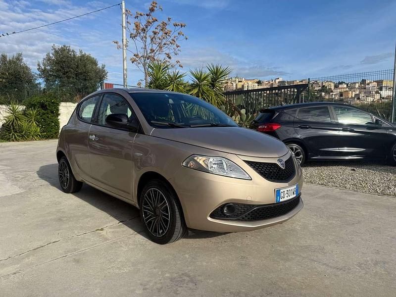 Usata Lancia Ypsilon Gold 69 CV (50 kW) 2021 Oro Utilitaria