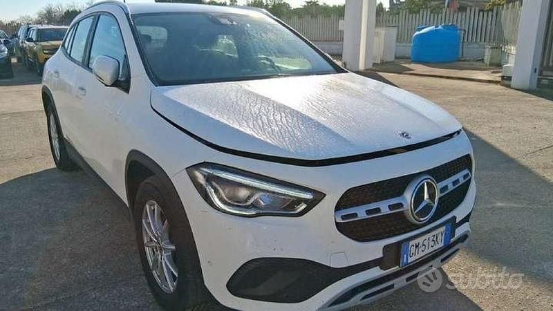 Usata Mercedes GLA180 Business 116 CV (85 kW) 2022 Bianco polare pastello SUV