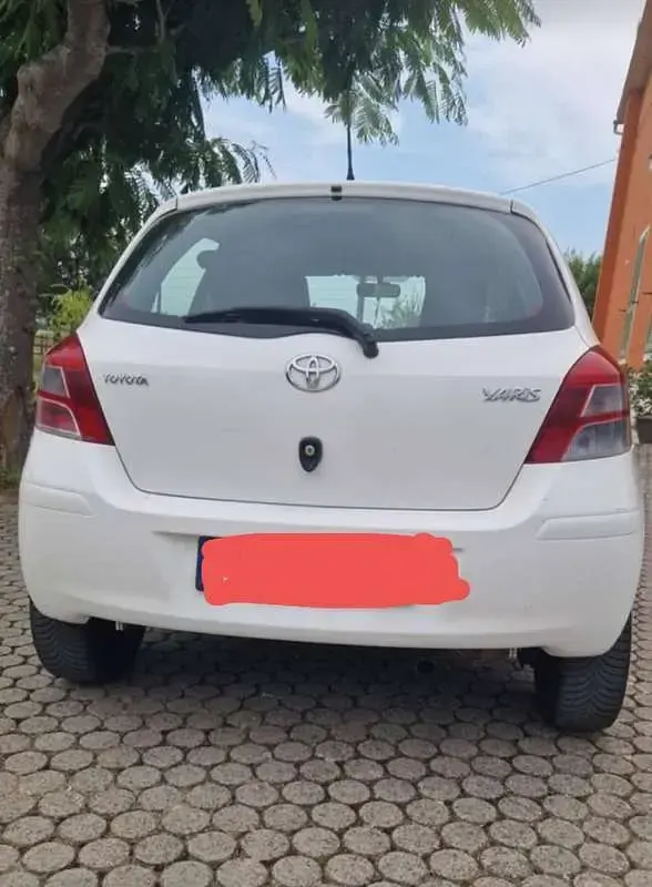 Usata Toyota Yaris 101 CV (74 kW) 2010 Bianco Utilitaria
