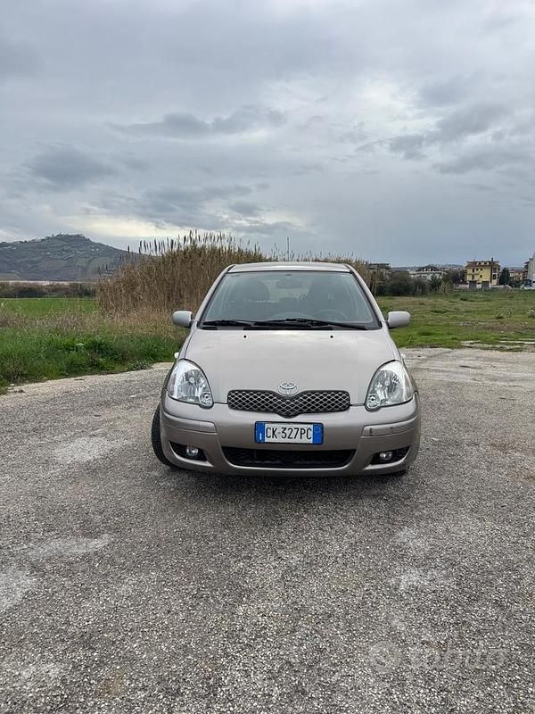 Second-hand Toyota Yaris 87 CP (63 kW) 2003 Gri Hatchback